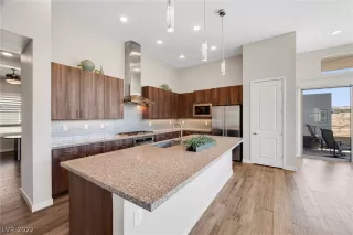 Photo #4: 2396990 Listing