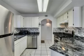 Photo #4: 2397399 Listing