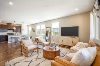 Photo #5: 2397717 Listing