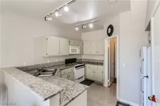 Photo #5: 2398017 Listing 