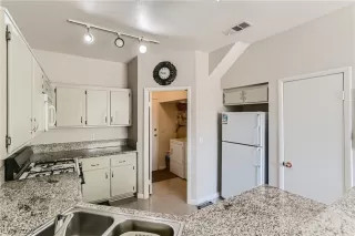 Photo #6: 2398017 Listing 