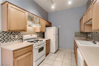 Photo #3: 2398228 Listing