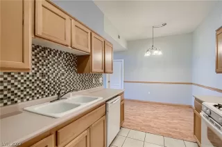 Photo #4: 2398228 Listing