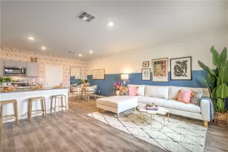 Photo #3: 2398325 Listing 