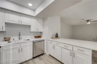 Photo #2: 2398506 Listing 