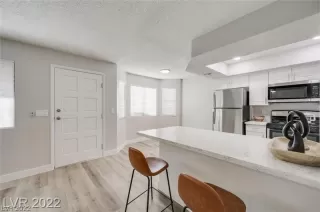 Photo #5: 2398506 Listing 