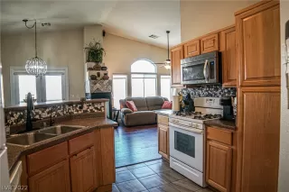 Photo #6: 2398681 Listing 