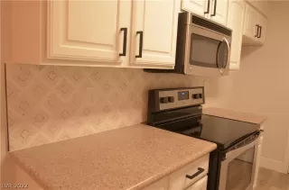 Photo #5: 2398703 Listing 