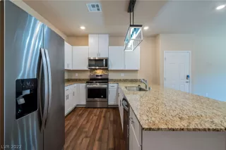 Photo #3: 2398722 Listing 