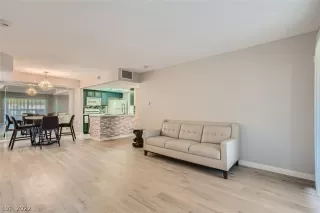 Photo #5: 2398903 Listing