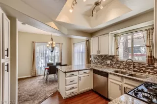 Photo #4: 2399058 Listing