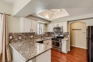 Photo #5: 2399058 Listing