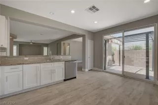 Photo #5: 2399076 Listing