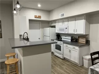 Photo #5: 2399089 Listing 