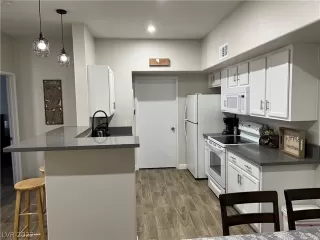 Photo #6: 2399089 Listing 