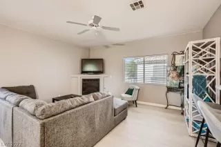 Photo #5: 2399338 Listing
