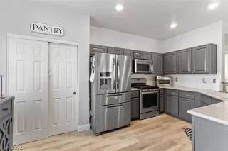 Photo #3: 2399447 Listing