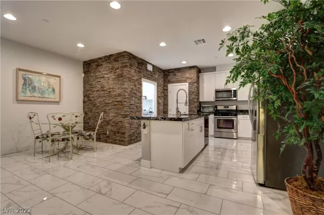 MLS: 2399571 Condo For Sale