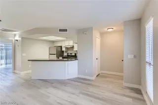 Photo #4: 2399576 Listing