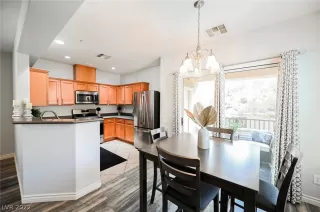 Photo #2: 2399698 Listing 