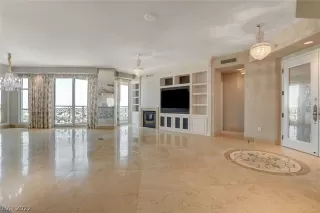 Photo #4: 2399829 Listing