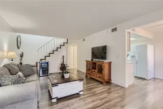 Photo #6: 2399849 Listing