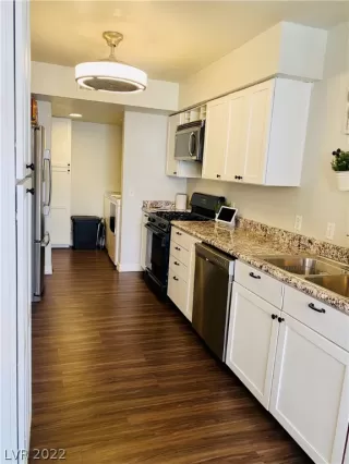 Photo #3: 2399871 Listing