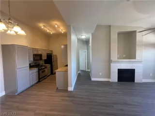 Photo #4: 2399961 Listing