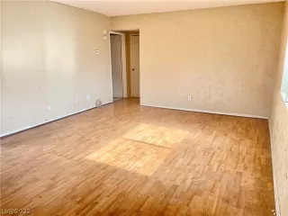 Photo #3: 2399983 Listing 