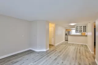 Photo #4: 2399984 Listing