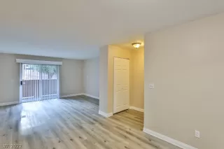 Photo #6: 2399984 Listing