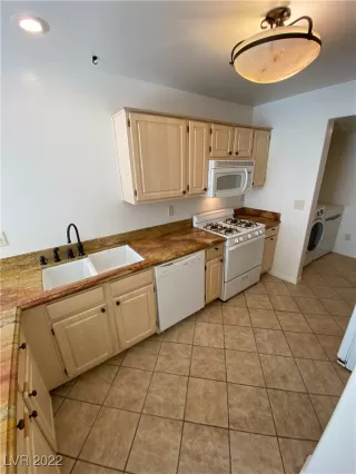 Photo #5: 2400018 Listing 