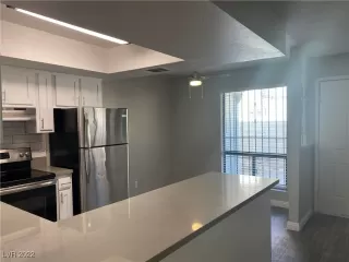 Photo #4: 2400178 Listing 