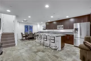 Photo #6: 2400244 Listing