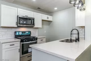 Photo #1: 2400265 Listing 