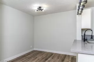 Photo #4: 2400266 Listing 