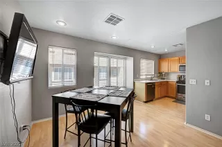 Photo #5: 2400429 Listing