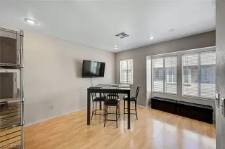 Photo #6: 2400429 Listing