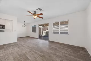 Photo #5: 2400439 Listing