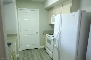 Photo #5: 2400456 Listing