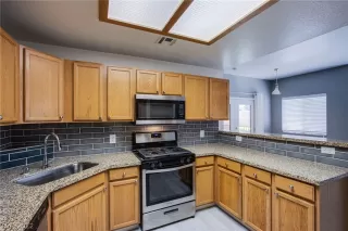 Photo #5: 2400457 Listing 