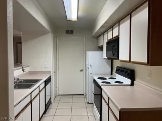 Photo #3: 2400508 Listing