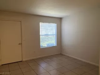 Photo #5: 2400508 Listing