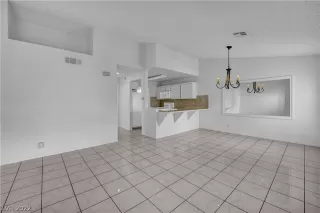 Photo #5: 2400603 Listing