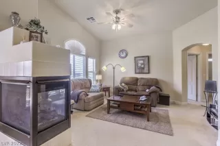 Photo #5: 2400614 Listing