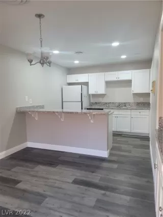 Photo #5: 2400690 Listing 