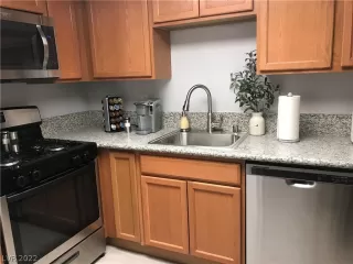 Photo #5: 2400747 Listing