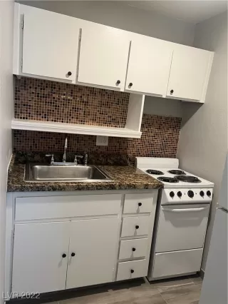 Photo #4: 2400761 Listing 