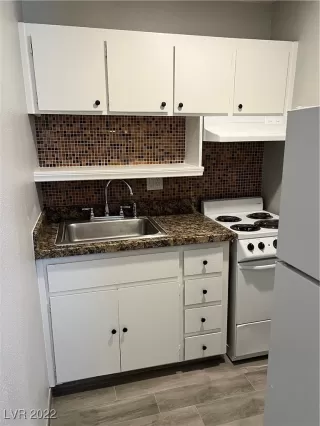 Photo #5: 2400761 Listing 
