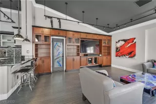 Photo #3: 2400791 Listing